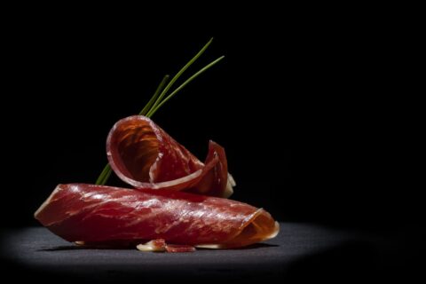 diferencia entre jamon iberico y jamon serrano